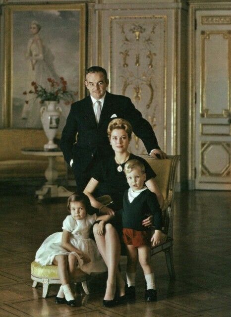 Official portrait of the Princely Family of Monaco (1961) 40s Mode, Royal Family Of Greece, Family Potrait, Family Photo Studio, Studio Family Portraits, Royal Family Portrait, Shooting Studio, Family Portrait Painting, Royal Family Trees