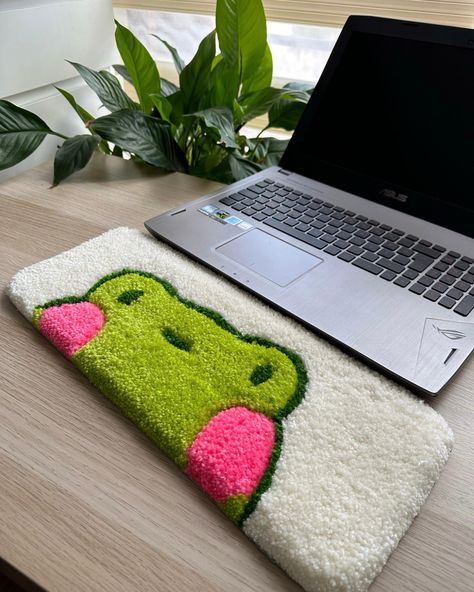 Get ready with your favorite rug for the most loved corner of your home! High quality Acrylic yarns is used in this product. It is completely handmade and carefully prepared. Please pay attention to the measurements before placing an order! If you have any questions, I would so happy to help you! You can message me anytime you want! Frog Keyboard, Keyboard Rug, Desk Rug, Tapis Diy, Tufting Diy, Funky Rugs, Punch Needle Patterns, Cute Frog, Punch Needle Embroidery