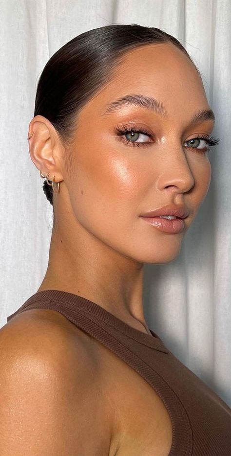 Makeup For Sunny Days, Bronze Golden Makeup, Summer Evening Makeup, Current Makeup Trends 2024, Summer Bronze Makeup Sun Kissed, Bronze Glowy Makeup Sun Kissed, Summer Date Night Makeup, Summer Holiday Makeup, Glowy Bronze Makeup Sun Kissed