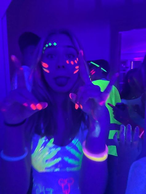 Party Tips And Tricks, Fest Temaer, 14th Birthday Party Ideas, Neon Birthday Party, Glow Birthday Party, Neon Birthday, Glow Birthday, Bday Party Theme, Party Tips