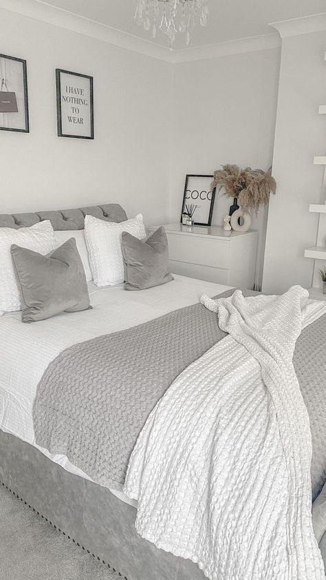 White And Grey Bedroom Ideas Aesthetic, Bedroom Ideas White Grey And Black, Grey White Cream Bedroom, Small Grey And White Bedroom, White And Grey Modern Bedroom, Black And Grey Room Decor, Bedroom Ideas For Grey Bed, Grey And White House Ideas, White Gray And Black Bedroom