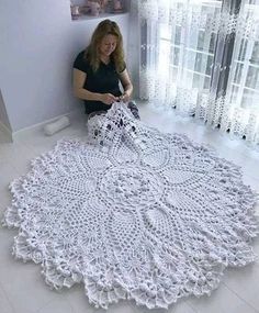 Crochet STRING RUG - Learn How to Make this AMAZING Model! The manual and craft technique that involves making the crochet rug/string is still being used and is an excellent way to earn extra income with work or even a way to decorate the house. The use of the play can happen in several ways, after all, there are numerous possibilities for points and styles, and this allows the part to be a wildcard for different styles in decor. #crochet #carpet #rug #urbakicrochet #crochetcarpet Crochet Doily Rug, Doily Rug, Crochet Tablecloth Pattern, Diy Crochet Patterns, Diy Crafts Crochet, Crochet Carpet, Crochet Rug Patterns, Crochet Table Runner, Crochet Doily Patterns