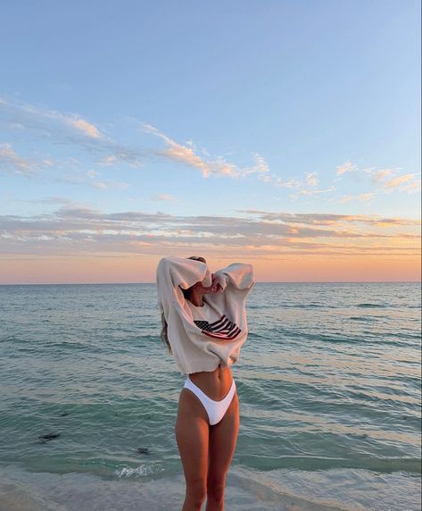 Photo Voyage, Cute Beach Pictures, Beach Girl Aesthetic, Beach Instagram Pictures, Summer Picture Poses, Summer Poses, Beach Fits, Beach Pictures Poses, Insta Pictures