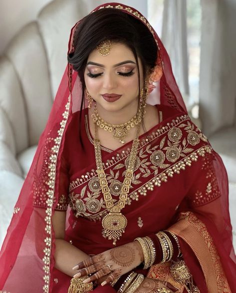 bangali bride, red saree, traditonal Bride Red Saree, Indian Muslim Bride, Reception Saree For Bride, Indian Wedding Reception Outfits, Wedding Matching Outfits, Wedding Reception Outfit, Muslim Bridal, Indian Bride Makeup, Saree Hairstyles