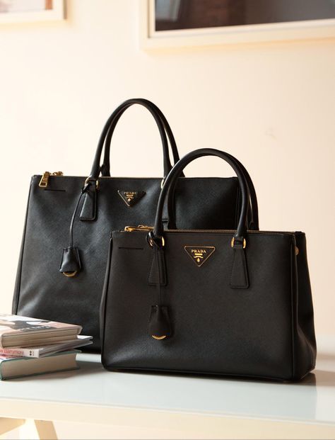 Large and small black Prada tote in saffiano leather. Black Handbag Small, Popular Purses, Prada Purses, Purse Boutique, Prada Tote, Bag Prada, Cheap Purses, Luxury Purses, Wholesale Handbags