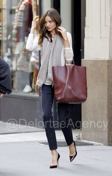 MIRANDA KERR Céline toting burgundy Cabas Tote ~ Miranda Kerr spotted out and about on South Molton Street, London with a fabulous Céline burgundy Cabas Tote.  *courtesy of Delortae Agency luxury authentic handbag SPA, visit us on Facebook; www.facebook.com/DelortaeAgency Inspired Outfits, Miranda Kerr Street Style, Semi Casual Outfit, Miranda Kerr Style, Style Casual Chic, Mode Tips, Fashion Articles, Mode Chic, Mode Casual