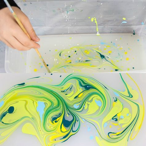 Paper Marbling with Acrylic Paint - Swirling the paint for a marble effect Acrylic Paint Marble Effect, How To Marble Paint, Marbling With Acrylic Paint, Paint Swirls, Liquid Starch, Marble Paint, Paper Marbling, Marbling Art, Marbling Techniques