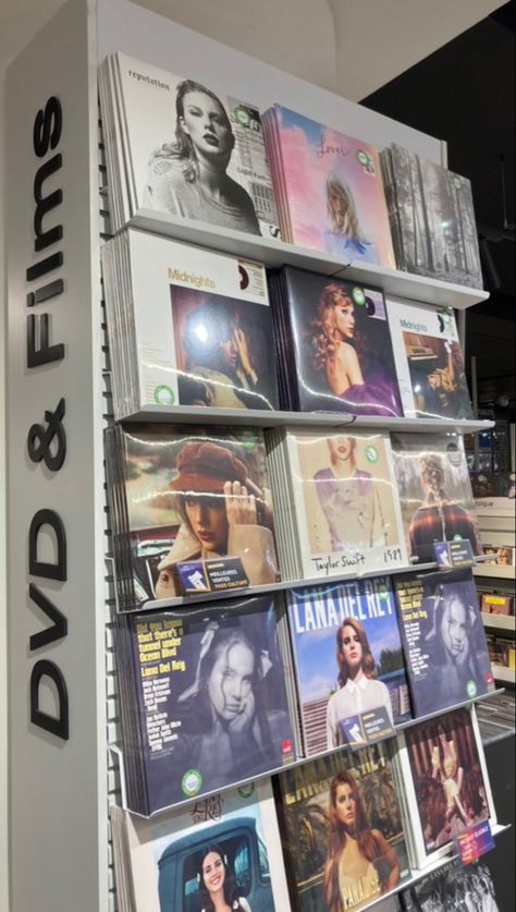 Taylor Swift & Lana Del Rey vinilys music store 1989 born to die Lana Del Rey, Lana And Taylor, Taylor Swift Lana Del Rey, Taylor Swift Cd, Vinyl Aesthetic, Fall Music, Old Cd, Vinyl Player, Lana Del Rey Vinyl