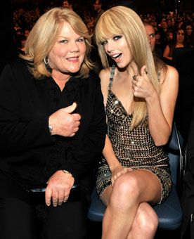 #prayformamaswift Tumblr, Taylor Swift And Her Mom, Andrea Swift, Taylor Swift Family, Mama Swift, Famous Families, Famous Moms, Speedy Recovery, Mom Thoughts