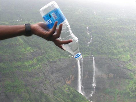 Awesome. Love it!  36 More Perfectly Timed Photos | Bored Panda Perfectly Timed Photos, Perfect Timed Pictures, Photo Illusion, Trucage Photo, Bottle Picture, Forced Perspective, Perspective Photography, Time Pictures, Timing Is Everything