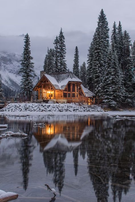 Snowy Cabin In The Woods, Winter Cabin Aesthetic, Emerald Lake Canada, Christmas In Canada, Cozy Cabin Aesthetic, Sretan Božić, Cozy Winter Cabin, Canada Poster, Snowy Cabin