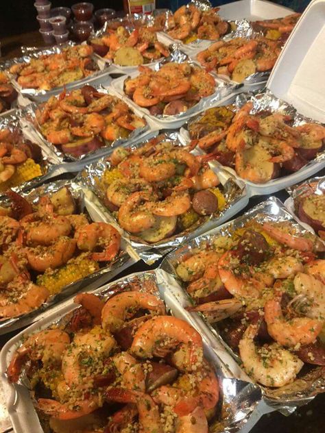 Seafood boil Essen, Birthday Seafood Boil, Ultimate Seafood Boil, Seafood Birthday Dinner Ideas, Seafood Bar Ideas, Seafood Boil Birthday Party Ideas, Seafood Boil Party Table Settings, Seafood Boil Party Ideas, Seafood Broil