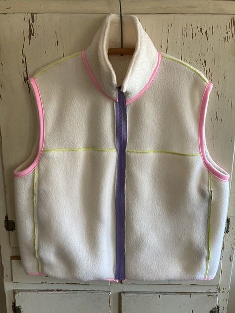 Retro Fleece Vest, Couture, Tela, Upcycling, Easy Winter Sewing Projects, Fleece Vest Pattern Free, Winter Sewing Projects Clothes, Sewing Vest Pattern, Free Jacket Pattern