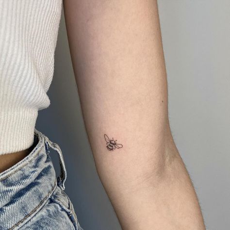 Small Butterfly Tattoo Placement, Ladybug And Bee Tattoo, Bee Leg Tattoo, Tattoo For Husband, Honey Tattoo, Tattoos For Ladies, Queen Bee Tattoo, Small Bee Tattoo, Honey Bee Tattoo