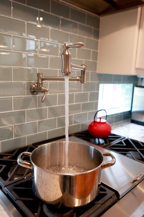 kitchen tile backsplash Kitchen Cooker, Kitchen Decor Hacks, Kabinet Dapur, Decor Hacks, Kitchen Stove, Water Faucet, Hus Inspiration, Kitchen Tiles Backsplash, Decor Guide