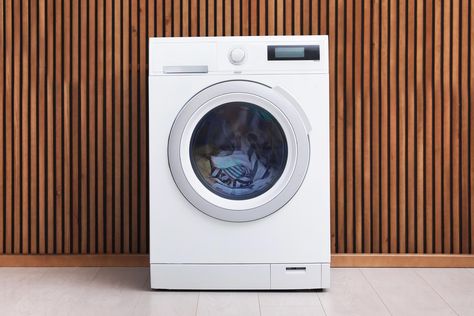 The 2 Ingredients You Should Be Putting in Your Washing Machine Vinegar In Laundry, How To Whiten Clothes, Laundry Help, Washing Machine Repair, Clean Your Washing Machine, Vinegar Uses, Clean Washing Machine, Doing Laundry, Diy Cleaners