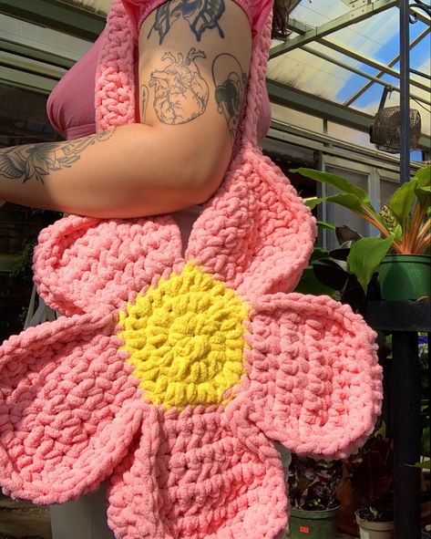 Crochet flower bag, pink bag, crochet inspo, garden, womens tattoos, heart tattoo, garden Quick Crochet Gifts, Diy Crochet Flowers, Vintage Crochet Dresses, Kawaii Crochet, Crochet Handbags Patterns, Crochet Fashion Patterns, Crochet Purse Patterns, Fun Crochet Projects, Quick Crochet