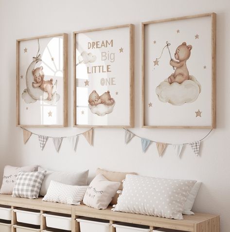 Set of 3 Teddy bear nursery wall art print| Dream Big Little one| Bear nursery Decor| gender neutral, Bear, Moon | Nursery child Kids Decor por SuArtPrintStudio na Etsy Girls Gallery Wall, Teddy Bear Wall Art, Teddy Bear Nursery, Neutral Nursery Art, Bear Nursery Decor, Bear Wall Art, Moon Nursery, Boys Room Wall Art