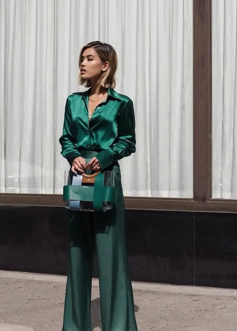 Fall in love with the luxurious feel of satin and silk shirts with these chic outfits! Explore classy ideas that effortlessly blend comfort with a touch of sophistication – just like this emerald green look with a button up shirt and wide-leg pants. Blouse And Trousers Outfit, Satin Outfit Ideas, Green Blouse Outfit, Green Trousers Outfit, Emerald Blouse, Satin Pants Outfit, Satin Top Outfit, Satin Shirt Outfit, Emerald Green Outfit