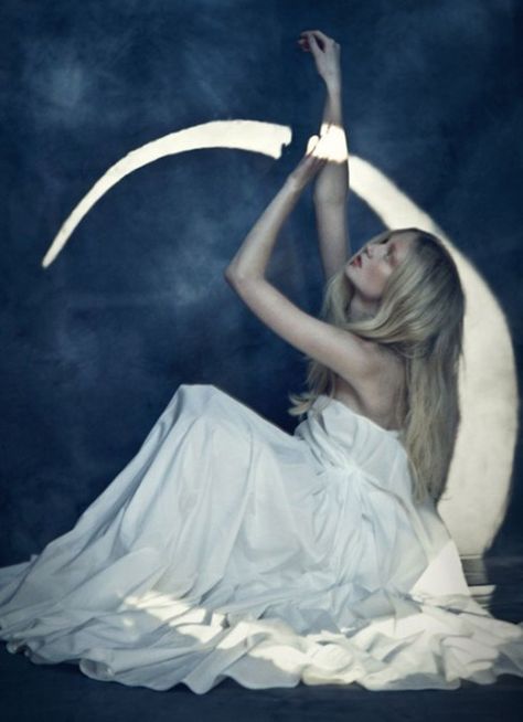 love by the moon Luna Lovegood, Moon Goddess, Fairy Photography, Oh My Goddess, Black Magic Woman, Magic Women, Foto Inspiration, Moon Child, Shoot Ideas