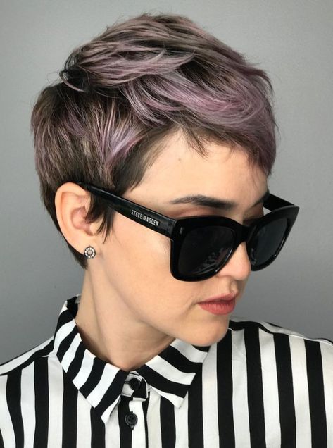 Dyed Pixie Cut, Colored Pixie, Pixie Cut Color, Coloured Pixie Cut, Pixie Cut With Highlights, Pixie Hair Color, Kort Pixie, Thick Hair Pixie, Short Hair Highlights