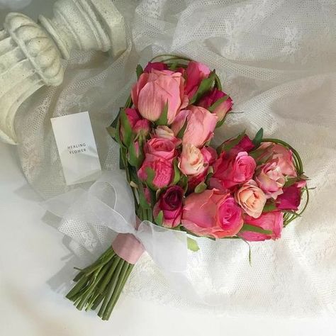 Heart-shaped roses bouquet, to impress your Valentine...~.~ O J Simpson, Diy Bouquet Wrap, Luxury Flower Bouquets, Valentine Bouquet, Rose Belle, Fancy Flowers, Flower Bouquet Diy, Flower Gift Ideas, Boquette Flowers