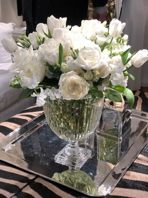 De Stijl, Flower Vase Ideas, Home Interior Accessories, White Flower Arrangements, Flowers Vase, Floral Arrangements Diy, Hilarious Photos, Vase Flower, Stop Staring