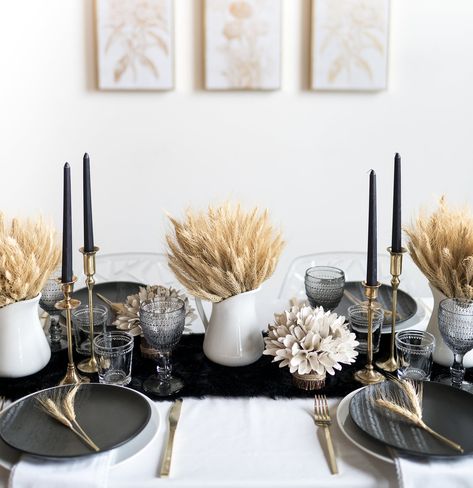 Contemporary Thanksgiving Table Settings, Fancy Thanksgiving Table Settings, Silver Thanksgiving Table Decor, Modern Thanksgiving Table Settings Chic, Thanksgiving Table Modern, Flowers For Thanksgiving Table, Thanksgiving Tablescapes Ideas Elegant, Classic Thanksgiving Decor, Thanks Giving Table Decorations