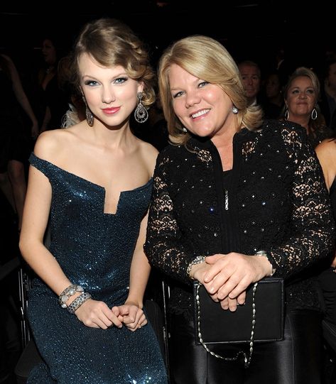 Andrea Swift, Mama Swift, Happy Birthday Mama, Taylor Swift New, Famous Singers, Taylor Swift Pictures, Taylor Alison Swift, Awards Ceremony, Grammy Awards