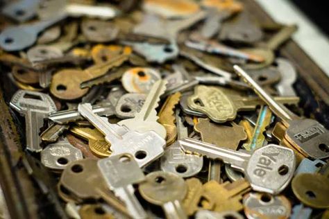 10 Uses for Keys - This Old House Upcycling, Repurpose Old Keys, Key Crafts Recycled, Old Keys Repurpose, Hardware Store Crafts, Old Key Crafts, Repurpose Crafts, Fork Crafts, Windchimes Diy