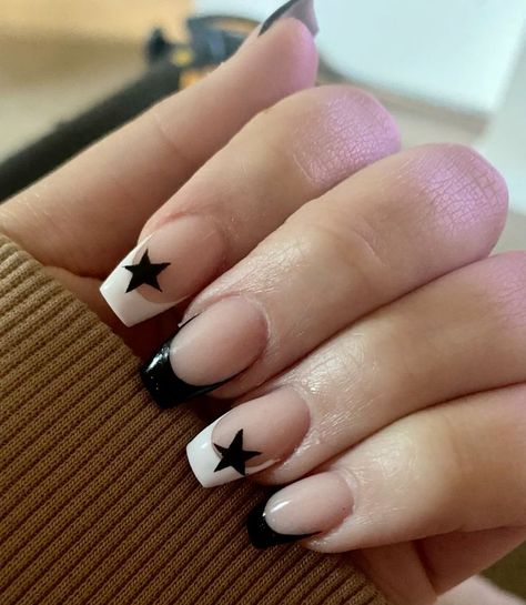 Nail Art Ideas Coffin Shape, Nail Ideas Acrylic Grunge, Black With Stars Nails, Nail Inspo Acrylic Square Short, Y2k Nail Inspo Medium, Nail Inspo 10-12, Nail Designs For 12 Yr, Short Nails Acrylic Y2k, Short Nails For Cheerleaders