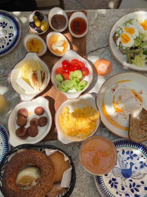 turkish breakfast summer vibes Essen, Turkish Aesthetic, Breakfast Summer, Mediterranean Aesthetic, European Summer Aesthetic, Turkish Breakfast, Turkey Country, Summer Breakfast, Turkish Tea