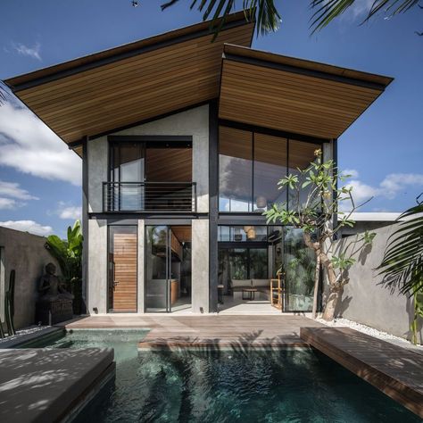 Industrial Glass House, Relaxing House Design Exterior, Exterior Loft House, Loft Architecture Exterior, Small Modern Tropical House Design, Glass House Design Architecture, Industrial Pool House, Small Steel House Design, Glass And Steel House