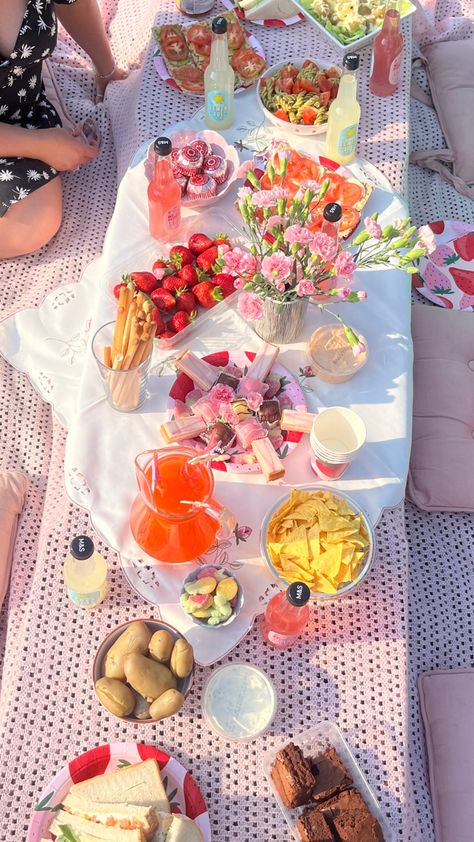 Picnic Drinks, Breakfast Picnic, Picnic Date Food, Healthy Picnic, Night Picnic, 21st Bday Ideas, Picnic Birthday Party, Lunch Party, Picnic Inspiration