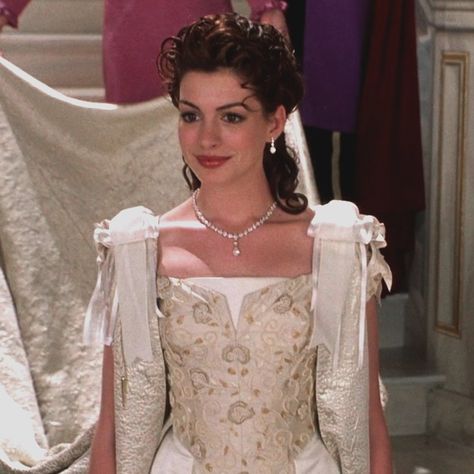 The Princess Diaries 2, Anna Hathaway, The Princess Diaries 2001, Princess Wedding Theme, Mia Thermopolis, Princess Diaries 2, Bridgerton Aesthetic, Diary Movie, Queen Isabella