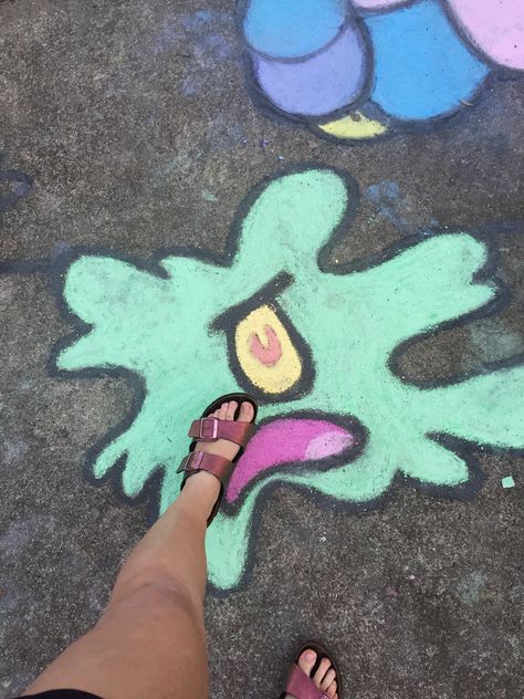 #plankton #spongebob #chalkart #chalk #summer #summervibes #birks #birkenstock #vsco Chalk Ideas Spongebob, School Sidewalk Painting, Spongebob Sidewalk Chalk, Chalk Drawing Aesthetic, Easy Chalk Doodles, Ideas To Draw With Chalk, Chalk Designs Ideas, Chalk Art Ideas Easy Step By Step, Spongebob Chalk Art Easy