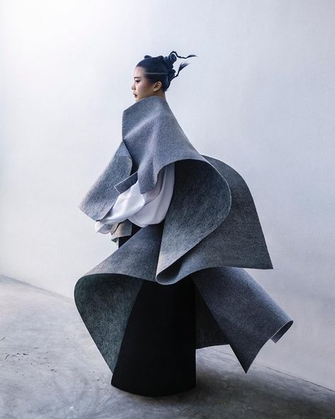 Conceptual Fashion, Sculptural Fashion, Futuristic Fashion, Looks Street Style, Avant Garde Fashion, Future Fashion, Mode Inspiration, Fesyen Wanita, Mode Style