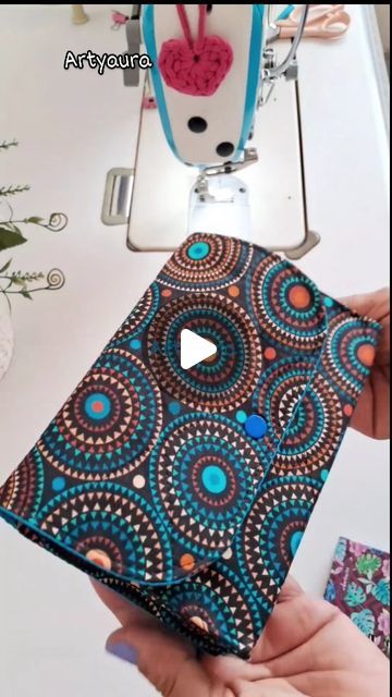 Diy Fabric Clutch Purse, Diy Fabric Handbags, Purse Diy Pattern, How To Sew A Purse, Diy Small Pouch, New Craft Ideas For 2024, Diy Fabric Ideas, Leftover Fabric Ideas, Sewing A Purse