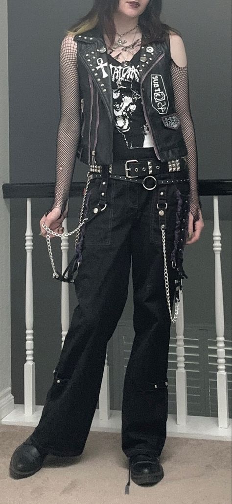 Punk Fashion Nonbinary, 80s And 90s Aesthetic Outfits, Plus Size Goth Outfits Men, Goth Guys Outfits, Black Goth Man, 70s Punk Rock Fashion, Metalhead Goth Outfit, Male Goth Outfits Aesthetic, Enby Goth Outfits
