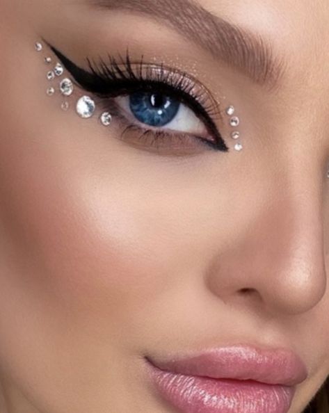 Diamonds On Makeup, Eyeliner With Jewels, Crystal Make Up Look, Crystals On Eyes Makeup, Eye Diamonds Makeup Simple, Jewels On Eyes Makeup, Diamonds On Eyes, Eye Make Up With Rhinestones, Gem Make Up Looks