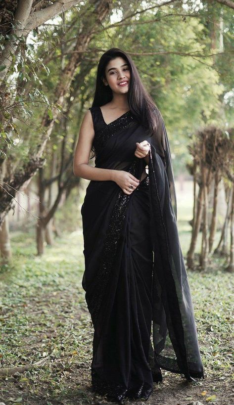Black Saree Designs, Pengantin India, Party Wear Sarees Online, Sarees For Girls, Look Formal, Pakaian Feminin, Simple Sarees, Saree Designs Party Wear, Indian Fashion Saree