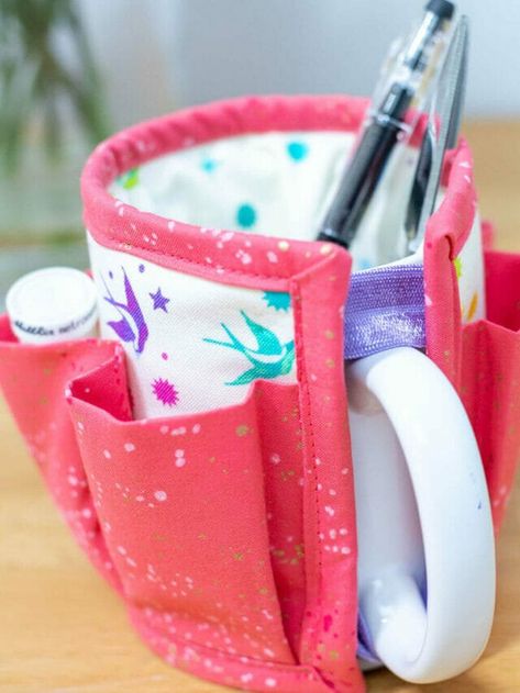 Fabric Desk Organizer, Diy Sewing Caddy, Sewing Cup Holder, Diy Craft Caddy, Wonder Clip Holder, Sewing Tools Organizer Diy, Diy Sewing Storage, Mug Caddy Free Pattern, Cup Carrier Diy