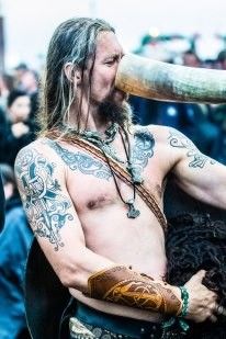 Like his color bone tattoo Rik Lee, Real Vikings, Arte Viking, Art Viking, العصور الوسطى, Viking Drinking Horn, Viking Men, Viking Life, Nordic Tattoo