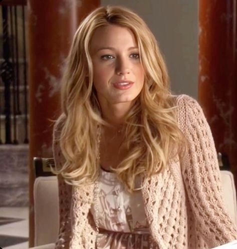 Serena Van Der Woodsen Icon xoxo gossip girl, y2k 2000, dirty martini, nyc, blair waldorf, serena van der woodsen, gossip girl, star girl, city, night club, classy, old money, cool girl, elegance, olives, it girl, vogue, aesthetic, icon, wallpaper, pfp Serena Van Der Woodsen Hair, Blair Waldorf Hair, Mode Gossip Girl, Gossip Girl Serena, Jenny Humphrey, Gossip Girl Aesthetic, Serena Van Der, Vacation Hairstyles, Hairstyles 2024