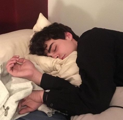 Aww sleepy angel 😇 Man Sleeping, Stile Harry Potter, Jenifer Lawrence, Freddie Highmore, Buku Harry Potter, Gilbert Blythe, Timmy T, Eyes Closed, The Perfect Guy