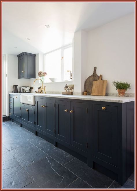 (ad) Best Kitchen Floor Tile 2021: The toughest and most stylish Kitchen Cabinets With Dark Granite, Dark Shaker Kitchen, Stone Kitchen Floor, Slate Floor Kitchen, Dark Kitchen Floors, Grey Kitchen Tiles, Dark Blue Kitchens, Slate Kitchen, Grey Kitchen Floor