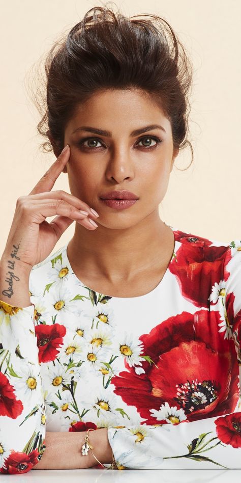 Portrait Of Priyanka Chopra, Priyanka Chopra Style, Priyanka Chopra Makeup, Priyanka Chopra Wallpaper, 1080x2160 Wallpaper, Priyanka Chopra Hot, Blonde Actresses, Bollywood Outfits, Female Actresses