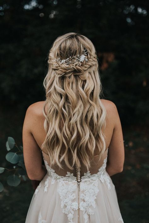 Dreamy curled long hair with elegant bridal braid | Image by Jonnie + Garrett Wedding Photographers Wedding Up Do, Wedding Hair Down, Kadeřnické Trendy, Half Up Half Down Wedding, Bridal Braids, Fishtail Braid, Wedding Hair Inspiration, Wedding Updo, Hair Vine