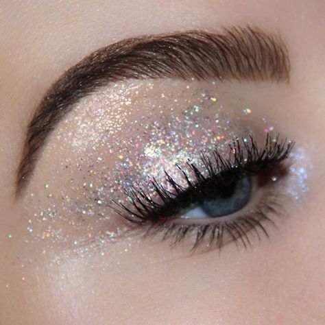 Fest Smink, Make Up Yeux, Blue Eyeshadow Looks, Alat Makeup, Glitter Make Up, Glossy Eyes, Makeup Eyeshadow Palette, Glossy Makeup, Glitter Eye Makeup