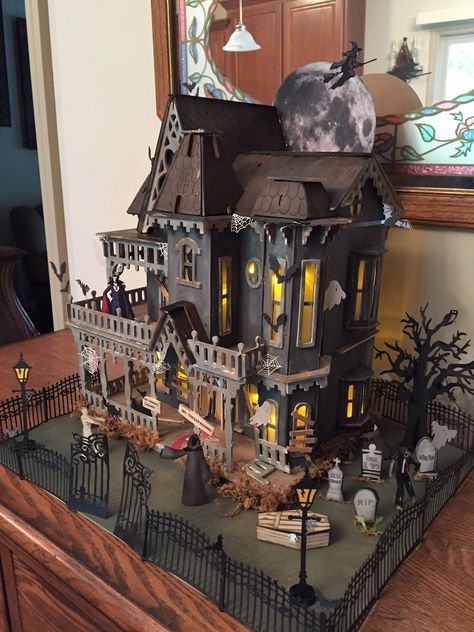 Spooky Cardboard House, Spooky Miniature House, Diy Dollhouse Haunted House, Model Haunted House, Haunted House Miniatures, Cricut Haunted House, Minature Haunted House, Halloween Dollhouse Decorations, Halloween Haunted Doll House